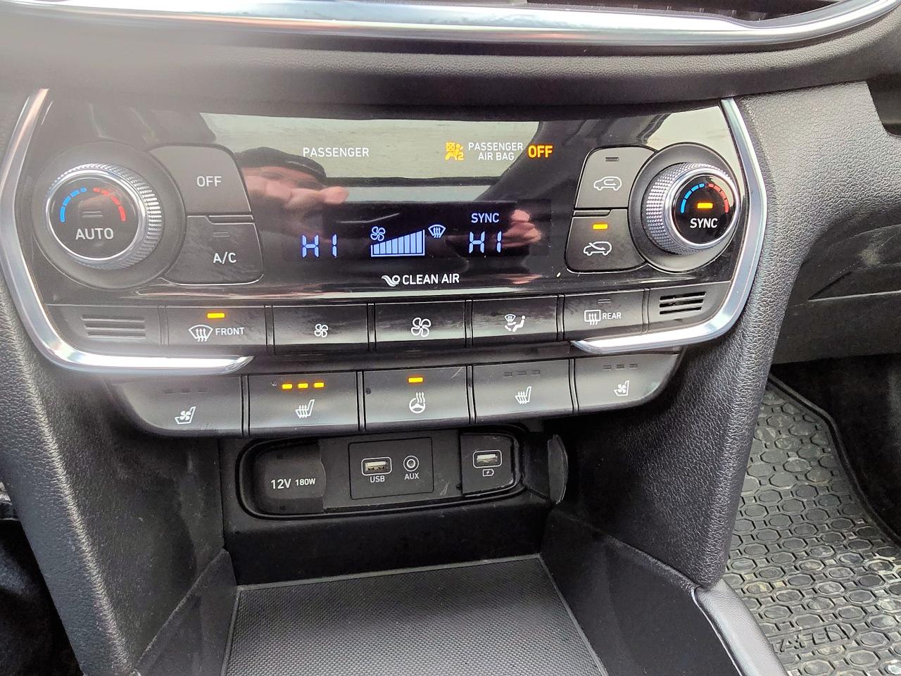 2019 Hyundai Santa Fe 2.0T Luxury AWD w/Dark Chrome Accent - Photo #11