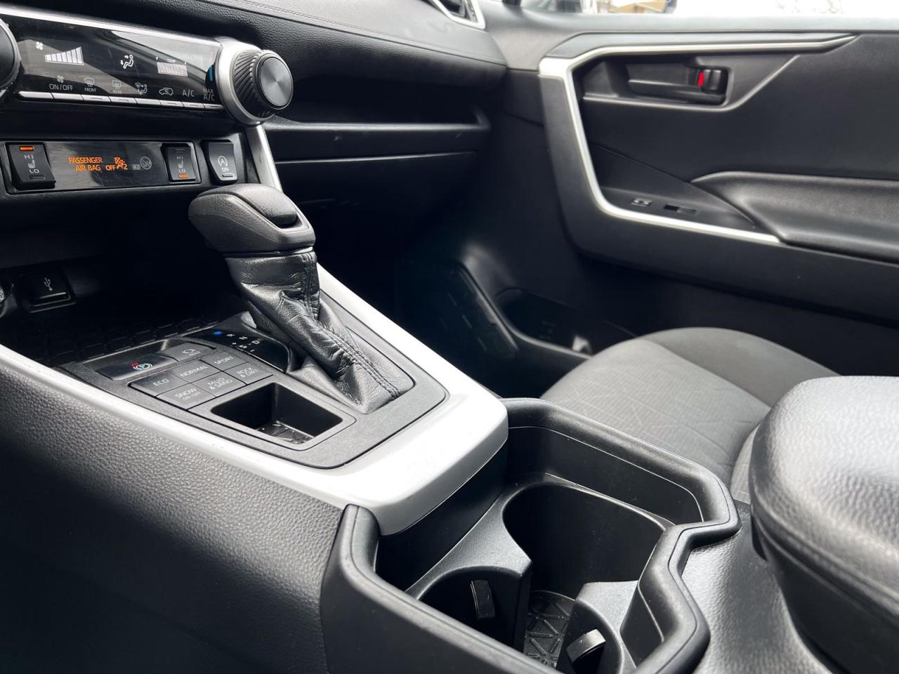 2021 Toyota RAV4 LE AWD - Photo #9
