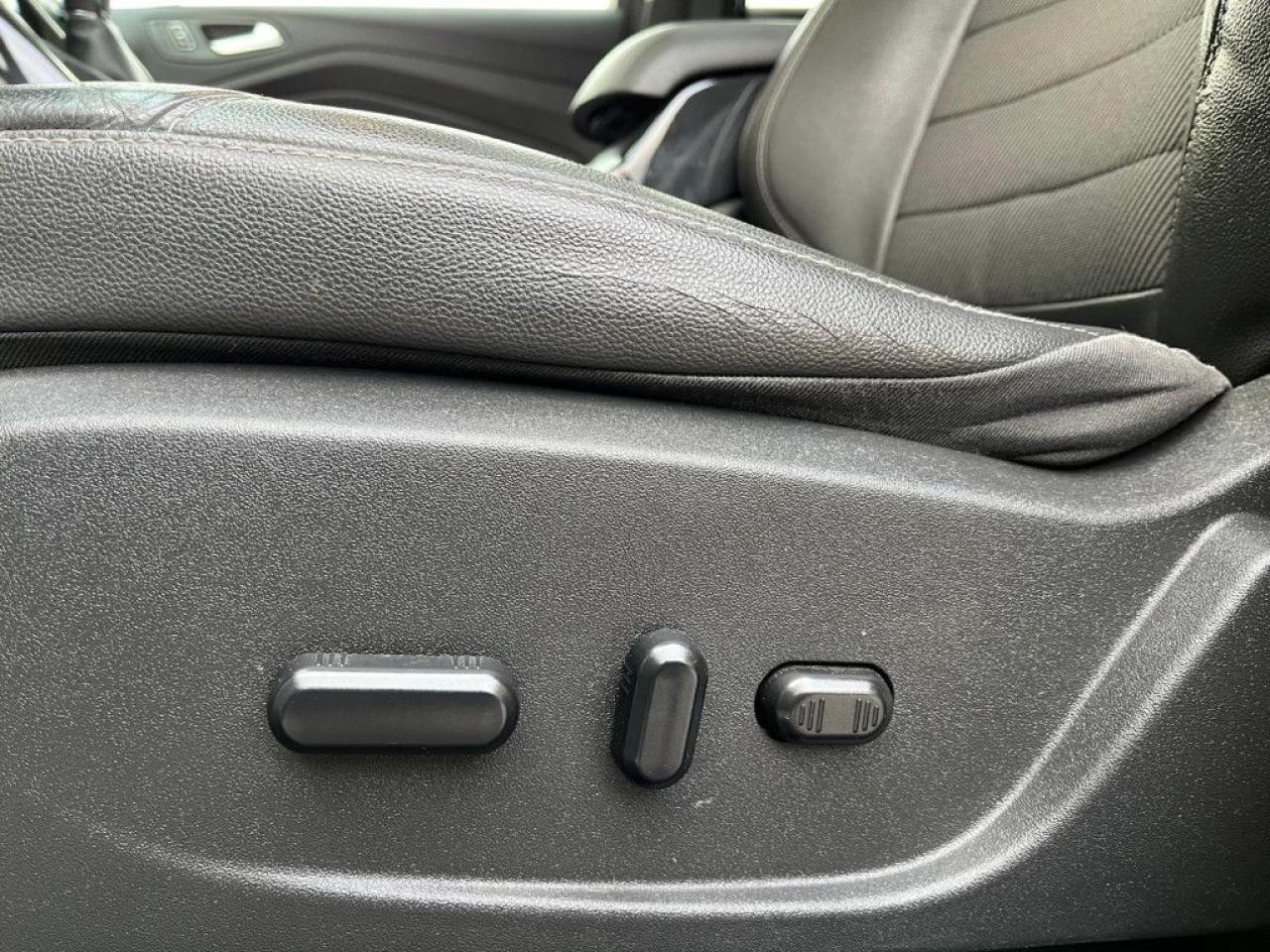2015 Ford Escape TITANIUM | CLEAN CARPROOF | PANO ROOF | NAVI | MEMORY SEATS | PUSH START - Photo #25