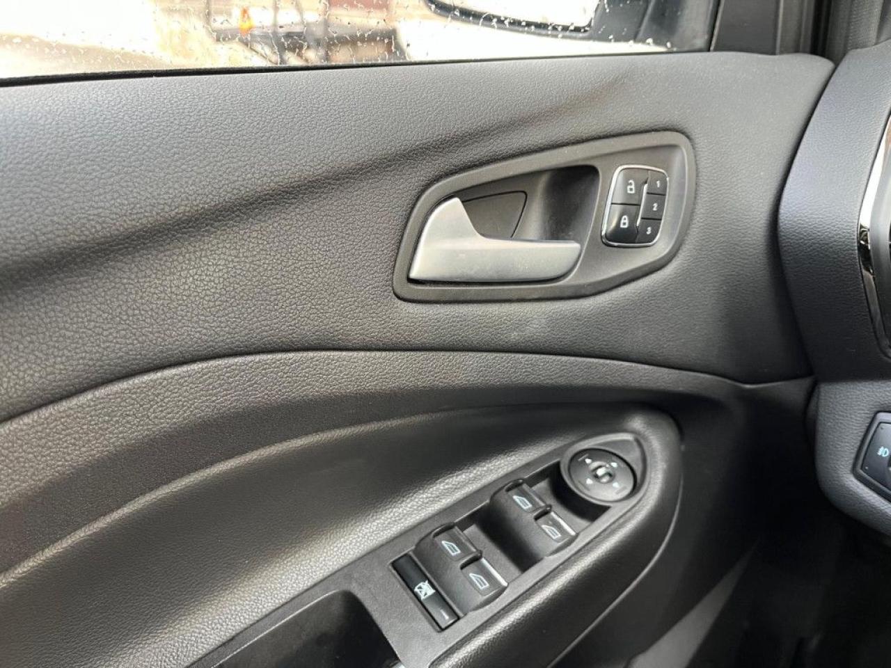 2015 Ford Escape TITANIUM | CLEAN CARPROOF | PANO ROOF | NAVI | MEMORY SEATS | PUSH START - Photo #30