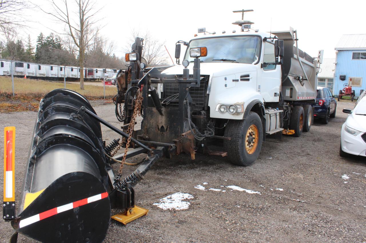 Used 2012 Volvo VHD TA Dump Sander & Plows for sale in Breslau, ON