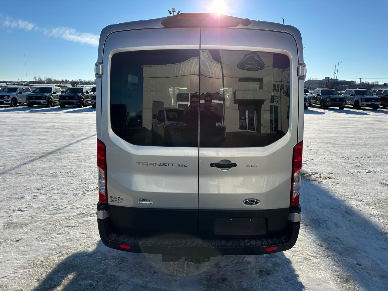 2024 Ford Transit Passenger Wagon XLT T-350 148 Med Roof  AWD 302A Photo4