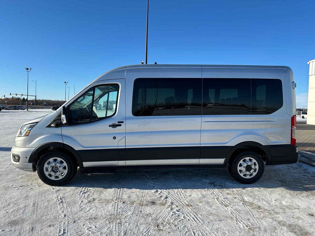 2024 Ford Transit Passenger Wagon XLT T-350 148 Med Roof  AWD 302A Photo