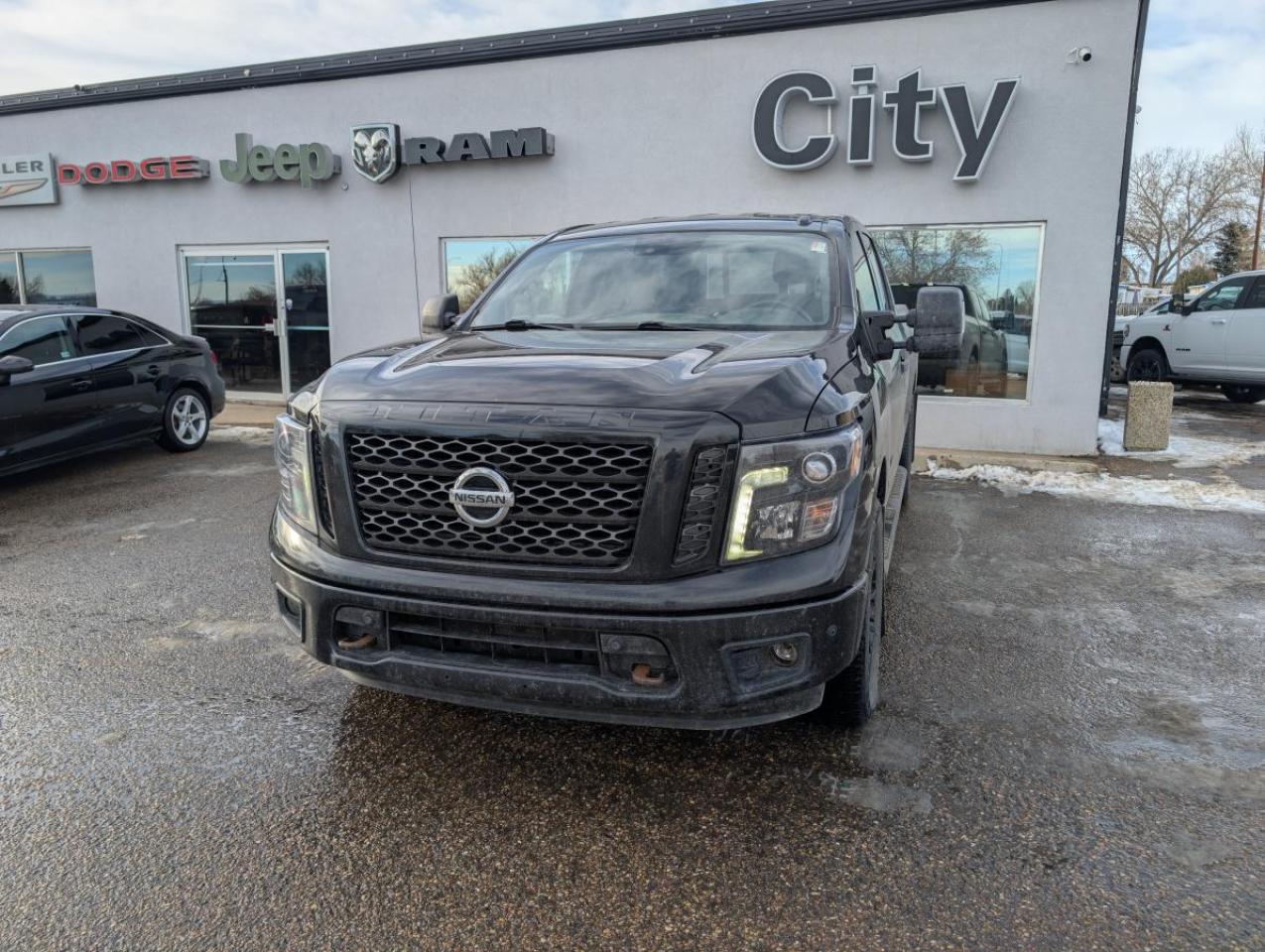 Used 2018 Nissan Titan S cabine double 4x4 for sale in Medicine Hat, AB