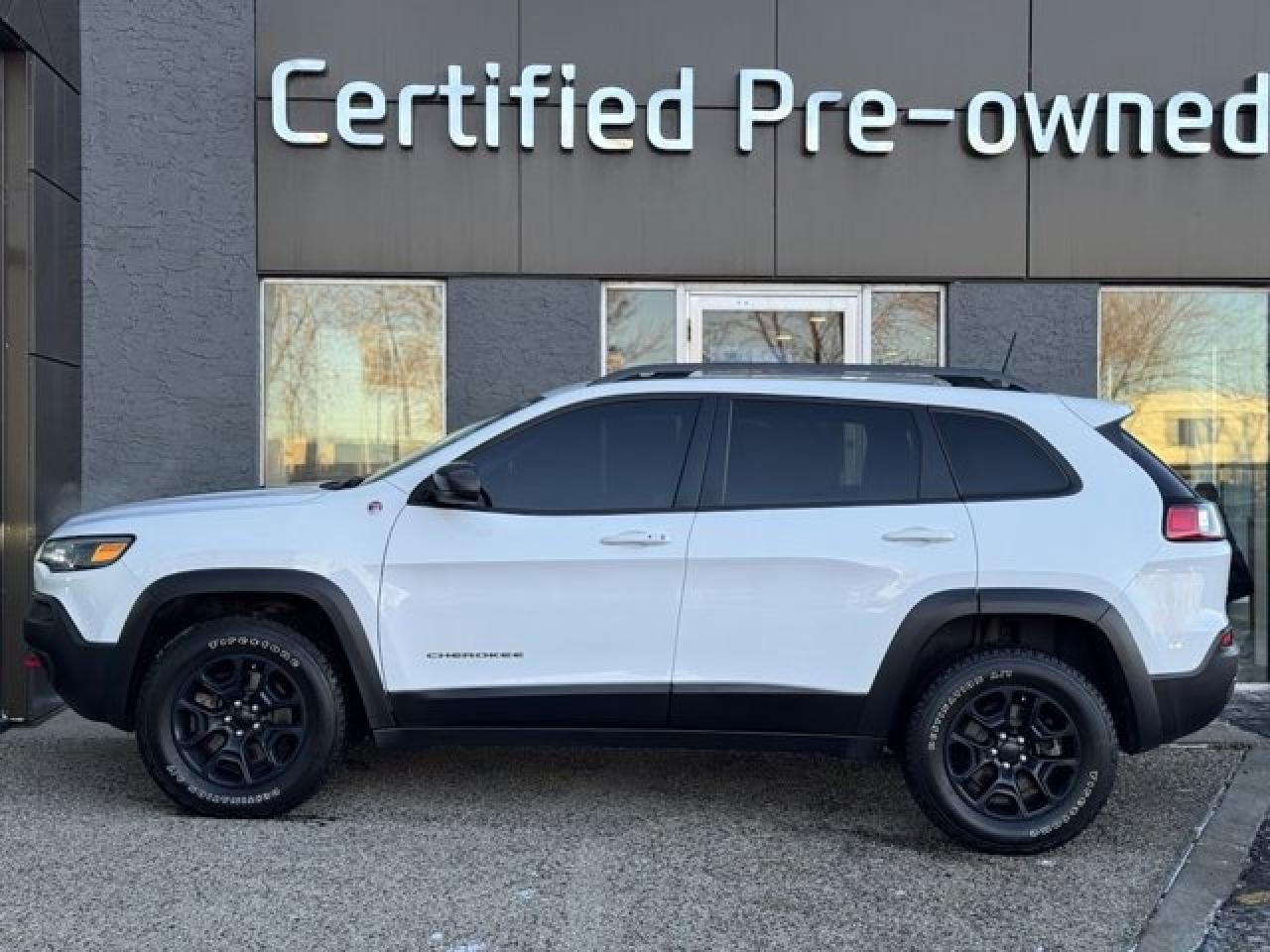 Used 2020 Jeep Cherokee TRAILHAWK ELITE w/ TOP MODEL / SUNROOF / NAVI for sale in Calgary, AB