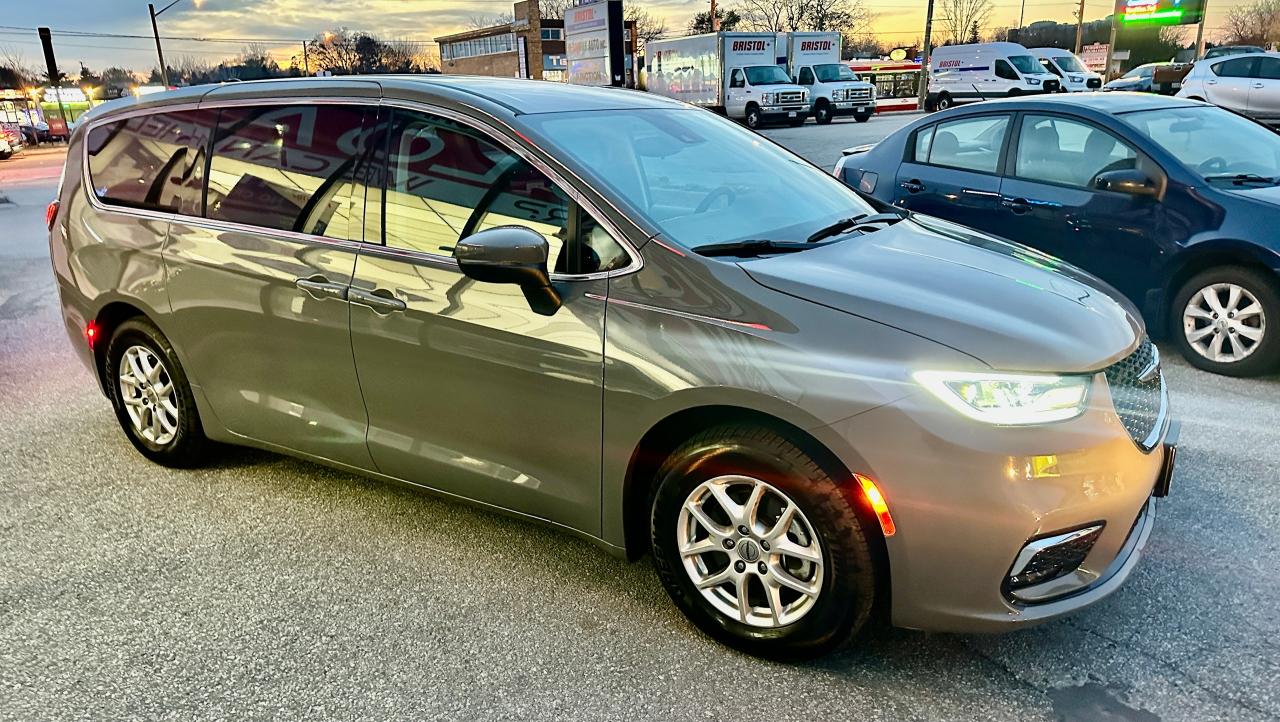 2023 Chrysler Pacifica Touring L FWD Photo3
