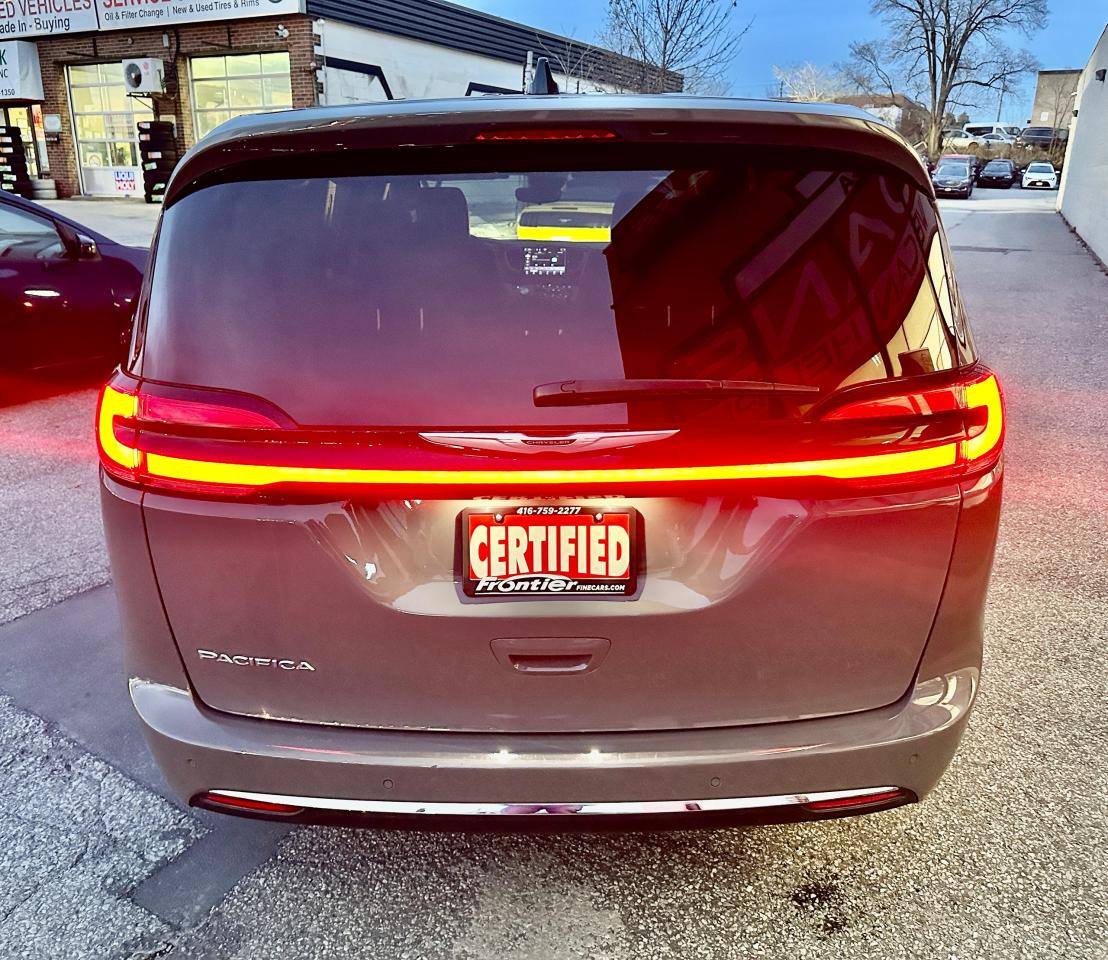 2023 Chrysler Pacifica Touring L FWD Photo4