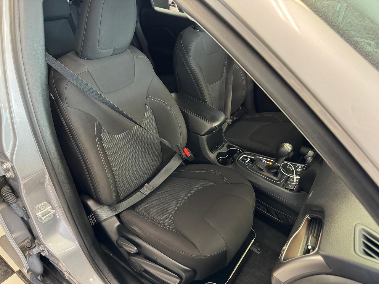 2019 Jeep Cherokee SPORT 4X4+ApplePlay+Heated Steering+CLEAN CARFAX Photo