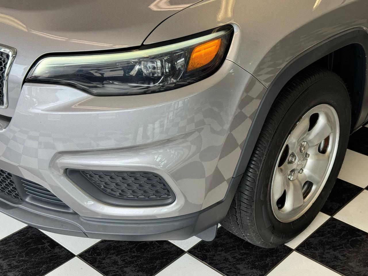 2019 Jeep Cherokee SPORT 4X4+ApplePlay+Heated Steering+CLEAN CARFAX Photo
