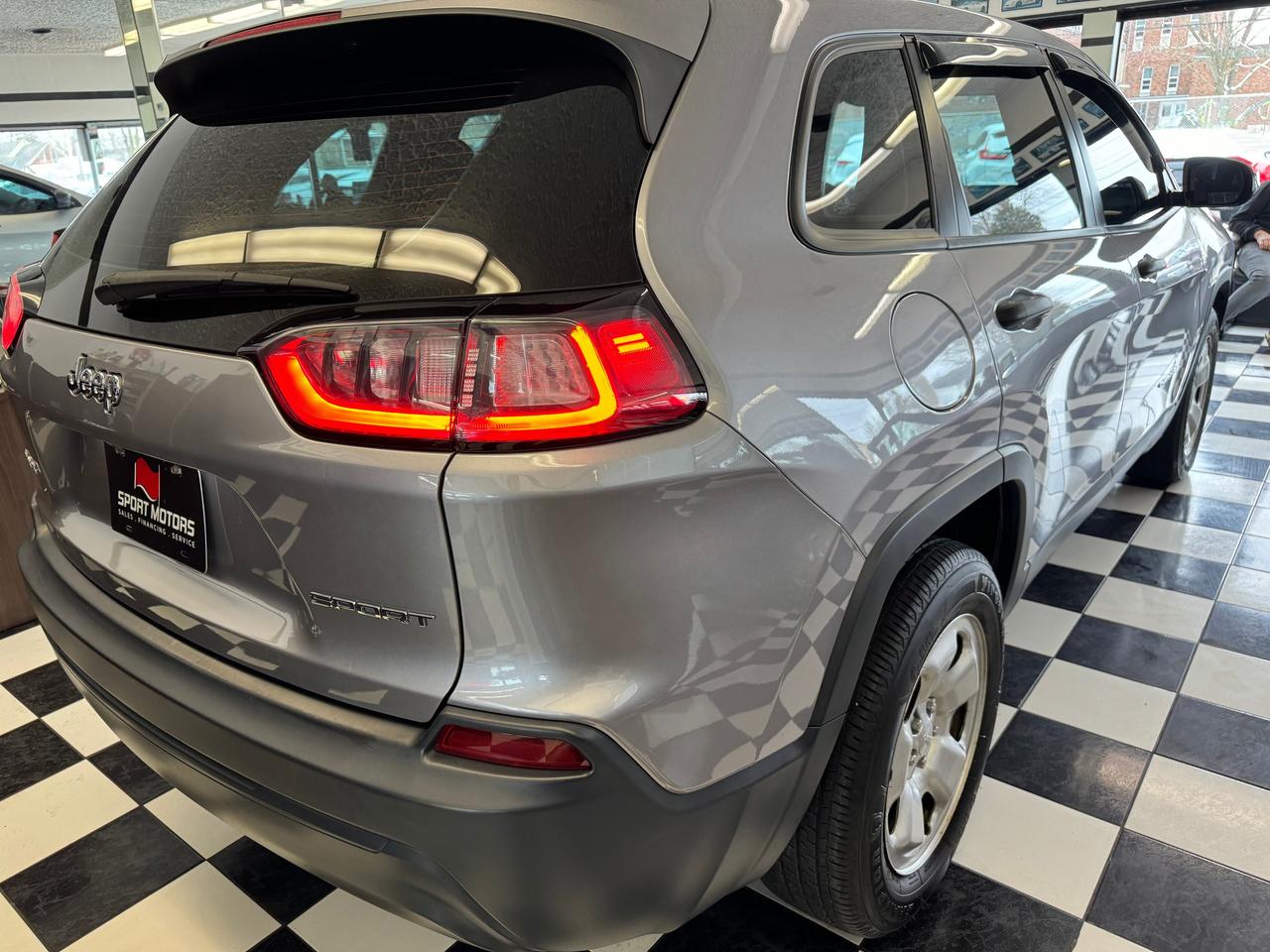 2019 Jeep Cherokee SPORT 4X4+ApplePlay+Heated Steering+CLEAN CARFAX Photo