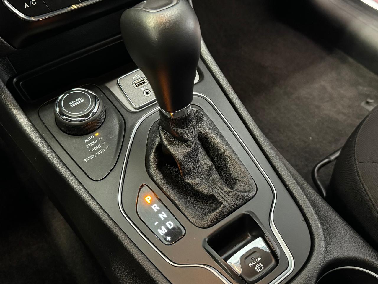 2019 Jeep Cherokee SPORT 4X4+ApplePlay+Heated Steering+CLEAN CARFAX Photo