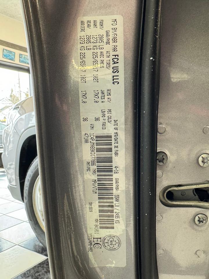 2019 Jeep Cherokee SPORT 4X4+ApplePlay+Heated Steering+CLEAN CARFAX Photo