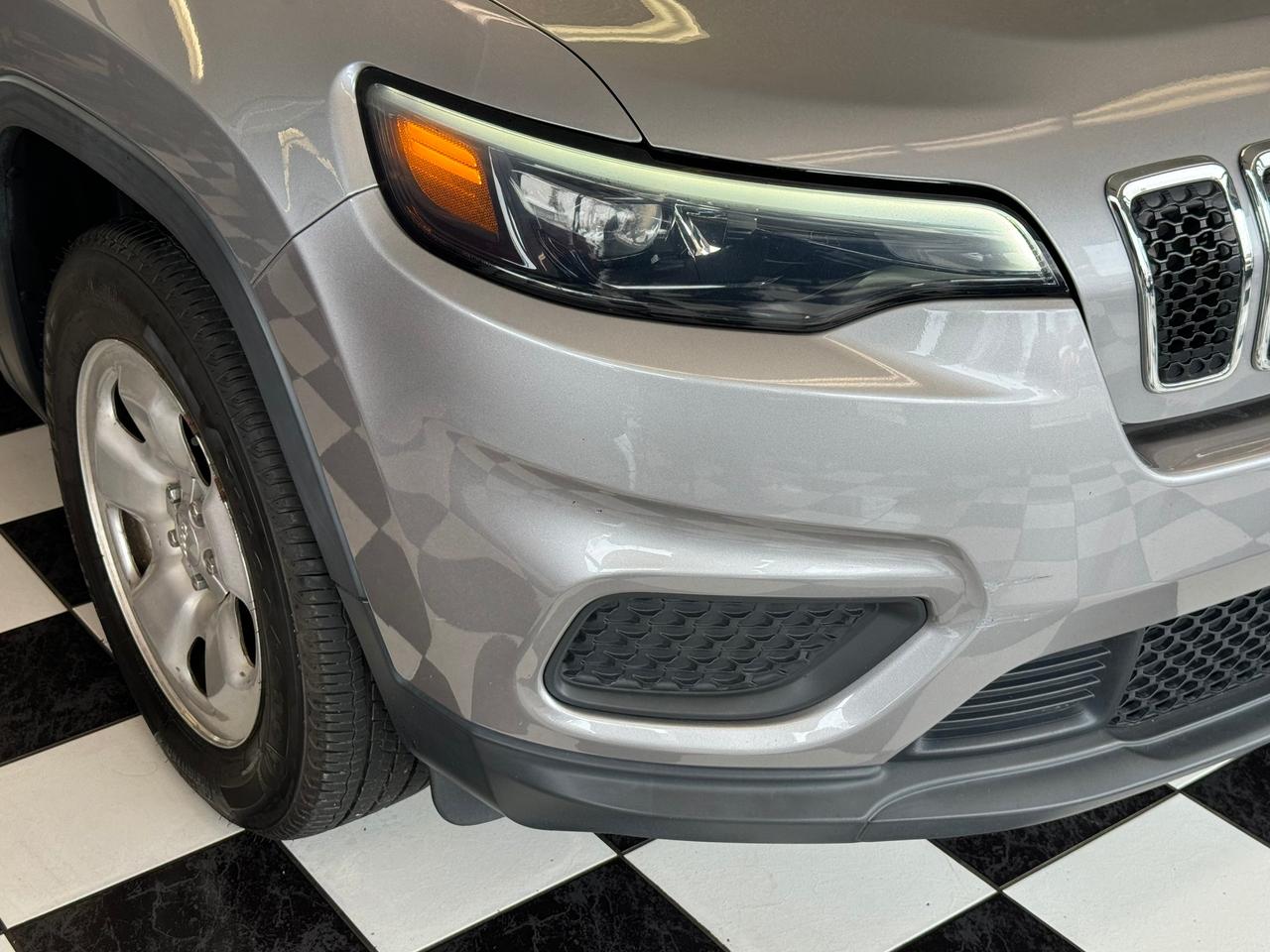 2019 Jeep Cherokee SPORT 4X4+ApplePlay+Heated Steering+CLEAN CARFAX Photo