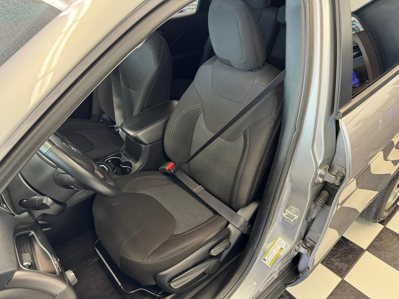 2019 Jeep Cherokee SPORT 4X4+ApplePlay+Heated Steering+CLEAN CARFAX Photo