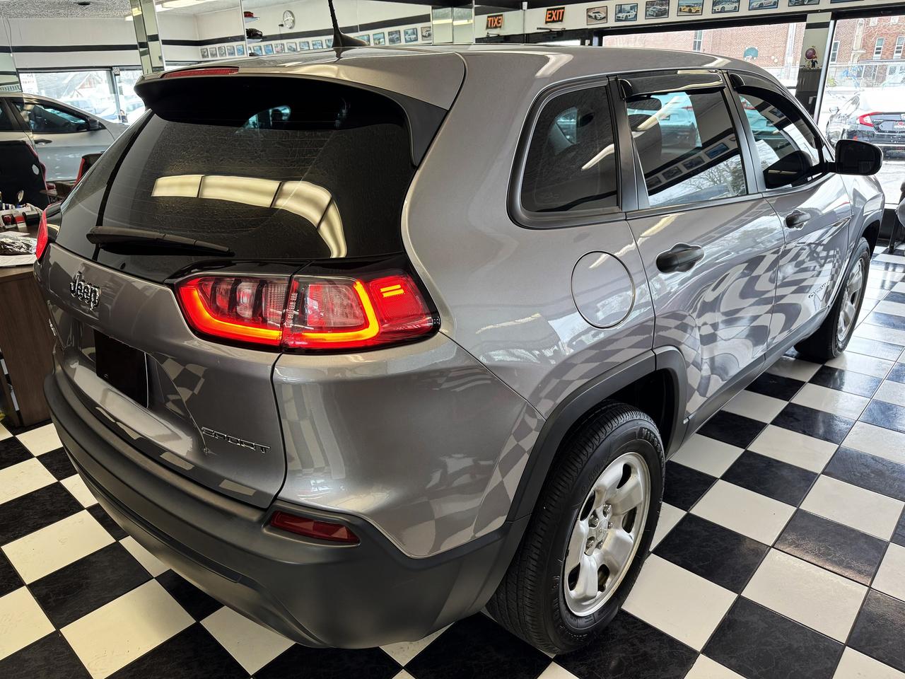 2019 Jeep Cherokee SPORT 4X4+ApplePlay+Heated Steering+CLEAN CARFAX Photo
