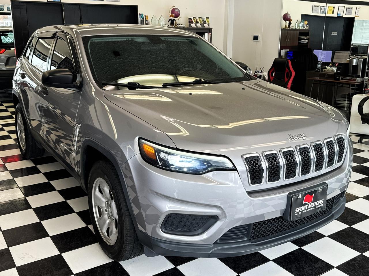 2019 Jeep Cherokee SPORT 4X4+ApplePlay+Heated Steering+CLEAN CARFAX Photo