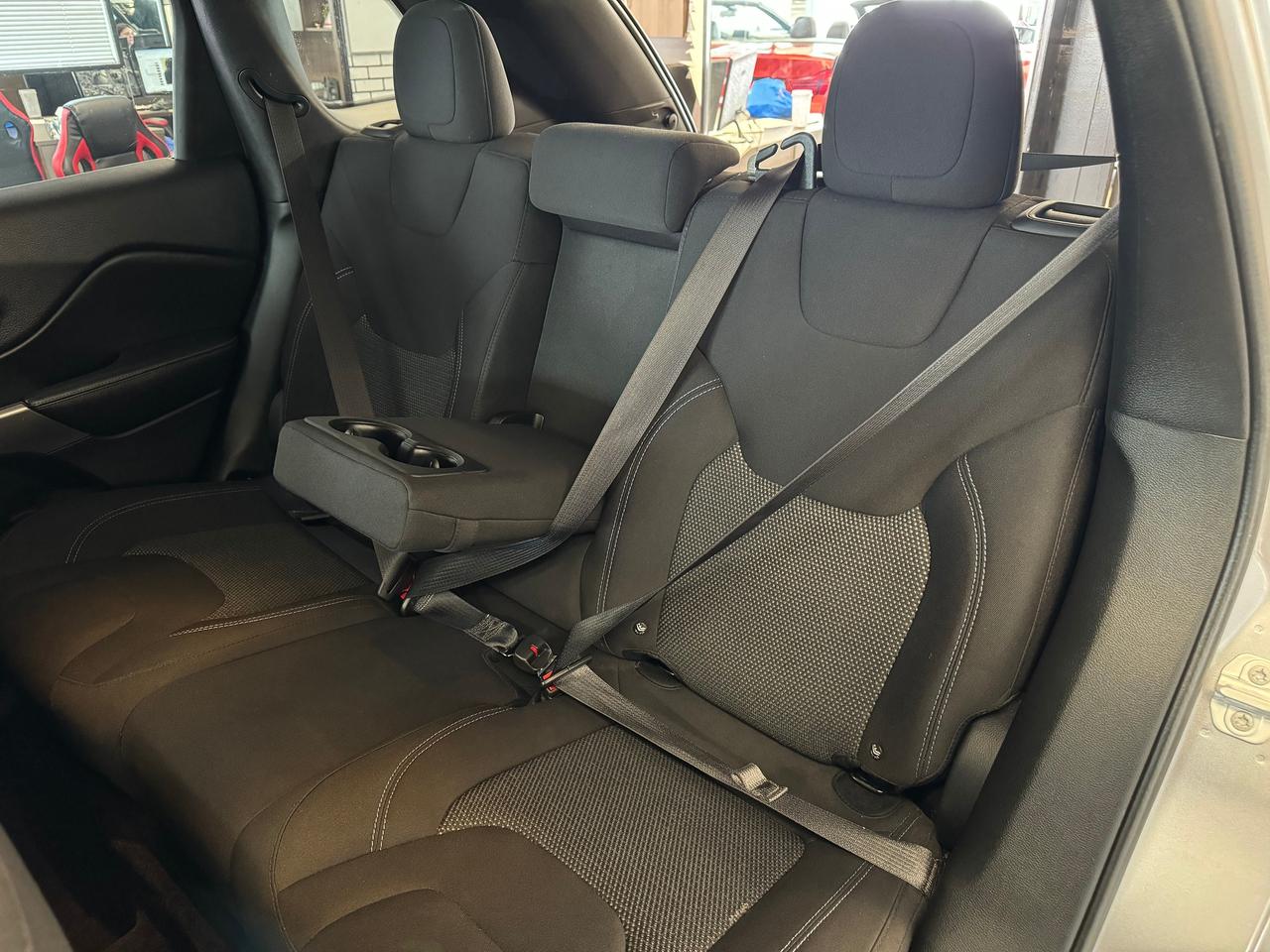 2019 Jeep Cherokee SPORT 4X4+ApplePlay+Heated Steering+CLEAN CARFAX Photo