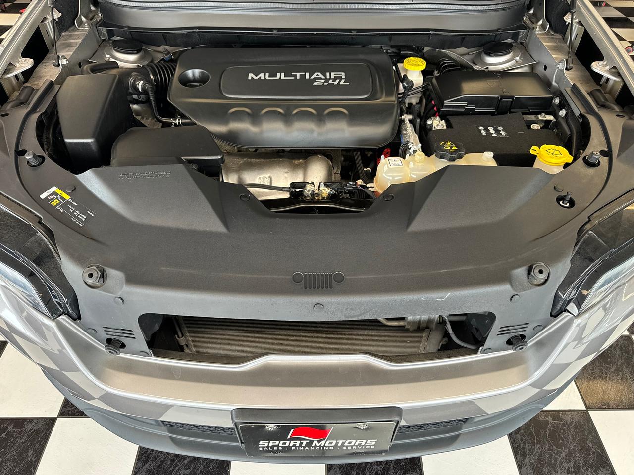 2019 Jeep Cherokee SPORT 4X4+ApplePlay+Heated Steering+CLEAN CARFAX Photo