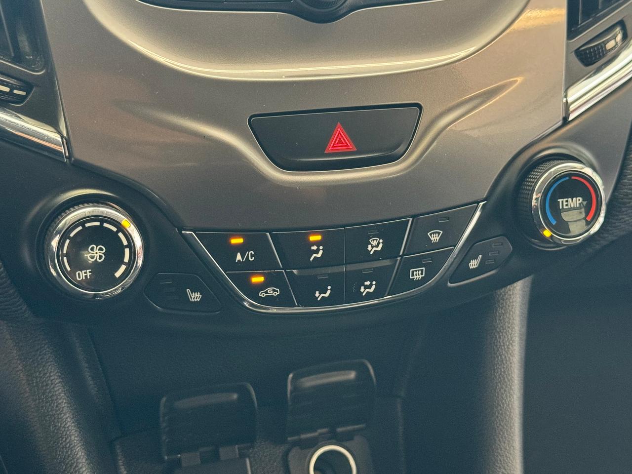 2017 Chevrolet Cruze LT+Camera+Remote Start+ApplePlay+CLEAN CARFAX Photo