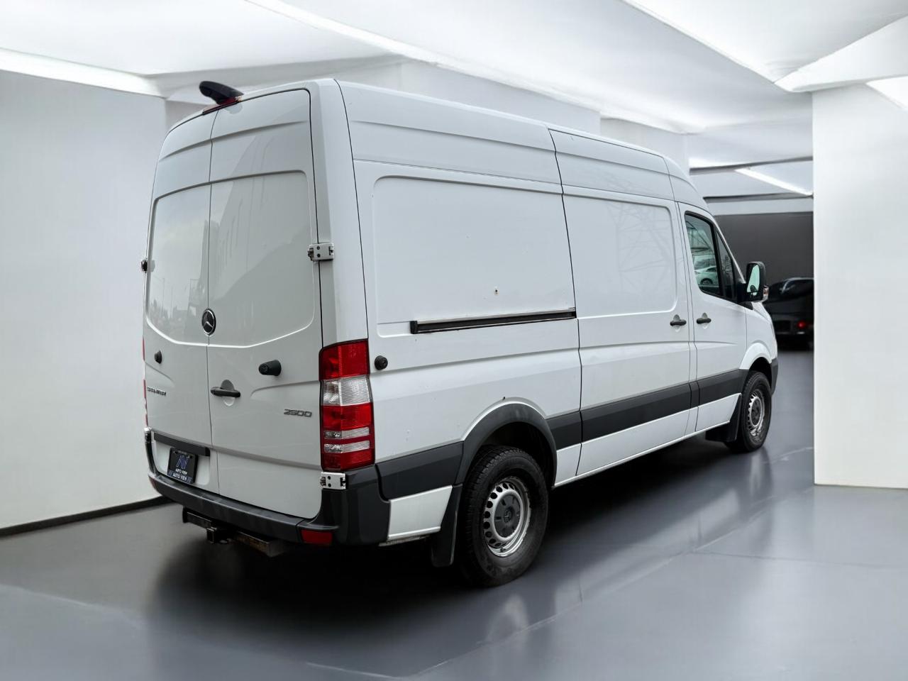 2017 Mercedes-Benz Sprinter RWD 2500 V6 144" **CLEAN CARFAX** Photo4