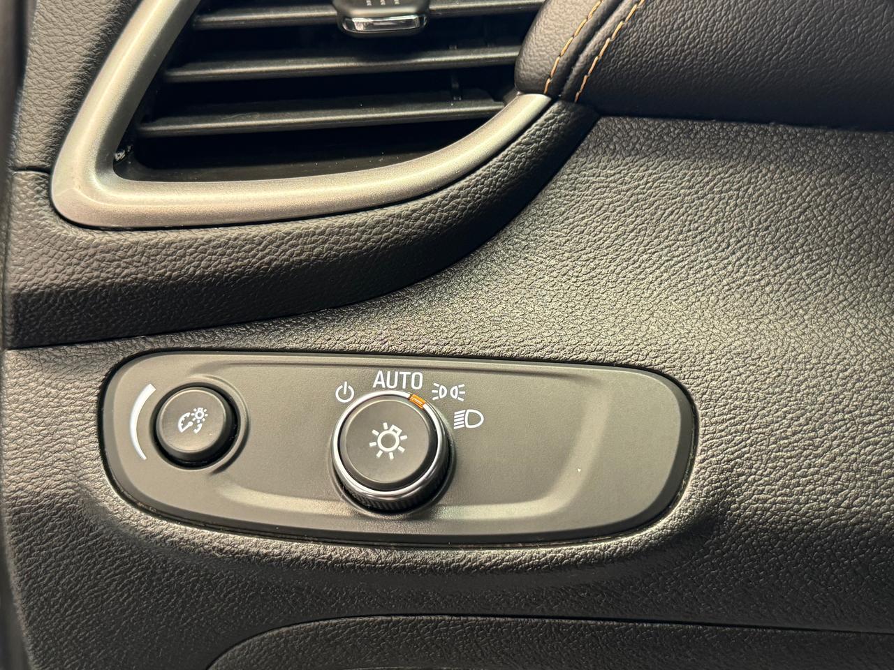 2018 Chevrolet Trax LT+Camera+ApplePlay+Remote Start+CLEAN CARFAX Photo