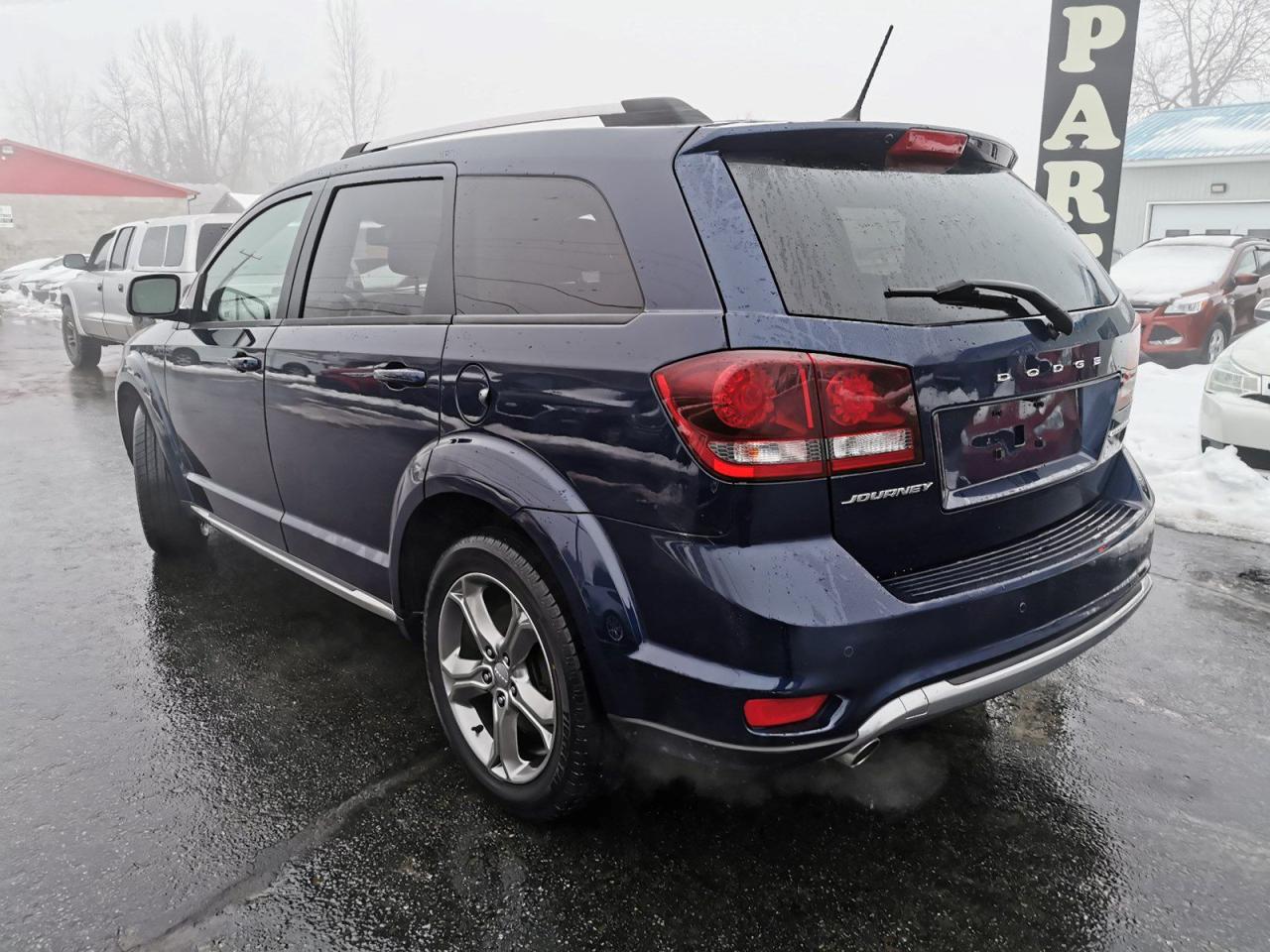 2017 Dodge Journey Crossroad - Photo #3