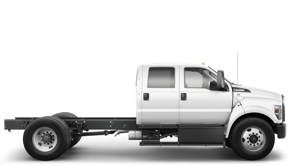 New 2025 Ford Super Duty F-750 BASE for sale in Kingston, ON