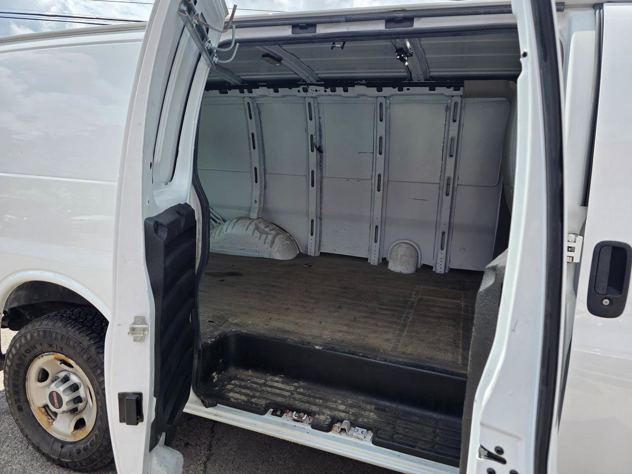 2017 GMC Savana Cargo Van 2500 Photo
