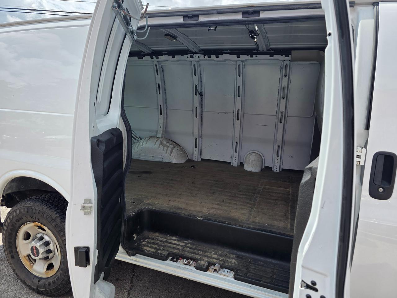 2017 GMC Savana Cargo Van 2500 Photo