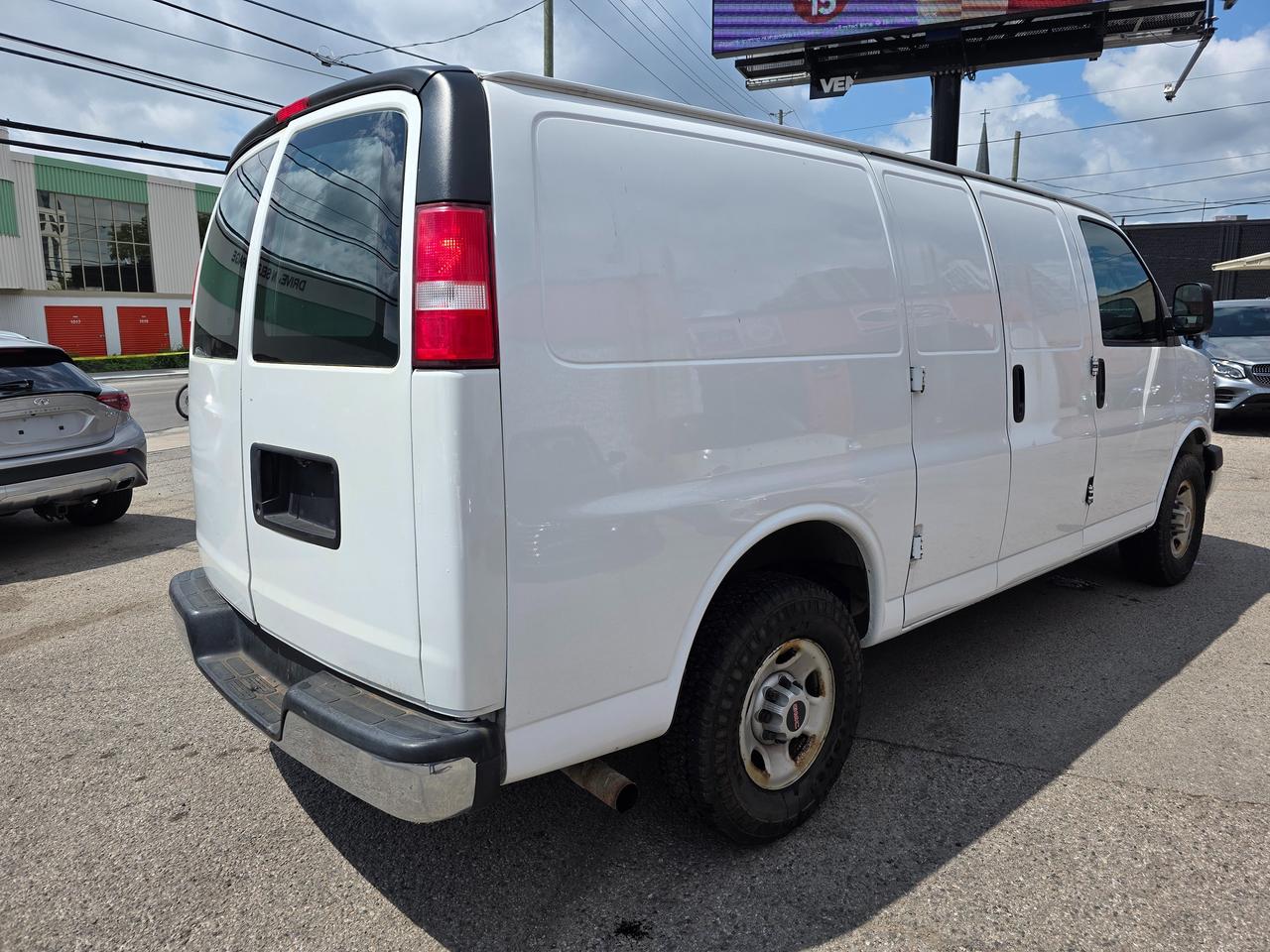 2017 GMC Savana Cargo Van 2500 Photo