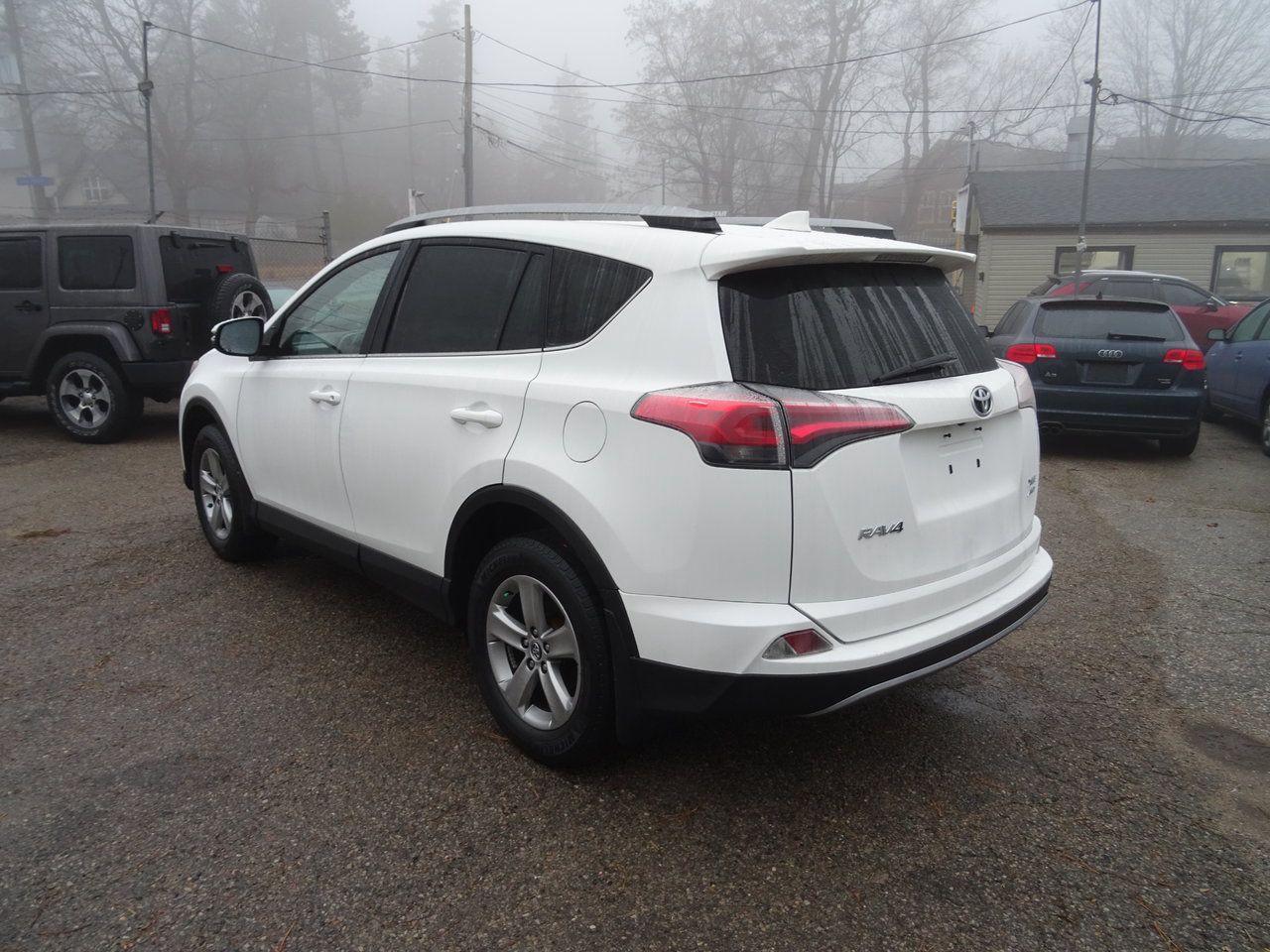 2017 Toyota RAV4 XLE - Photo #8