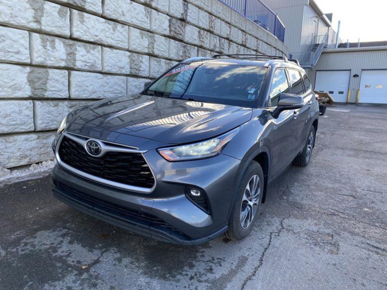 Used 2020 Toyota Highlander XLE - HEATED LEATHER SEATS - SUNROOF - 8 PASSENGER for sale in Fredericton, NB