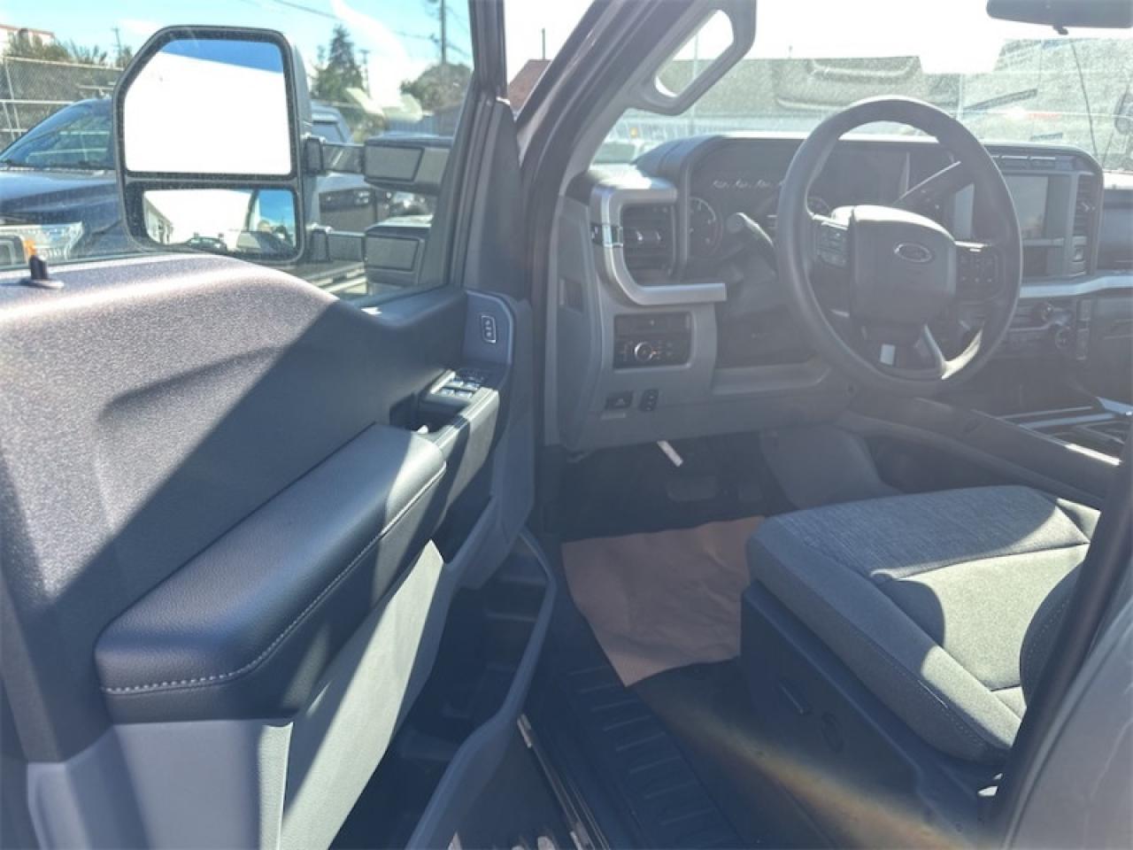 2024 Ford F-350 Super Duty XLT Photo5