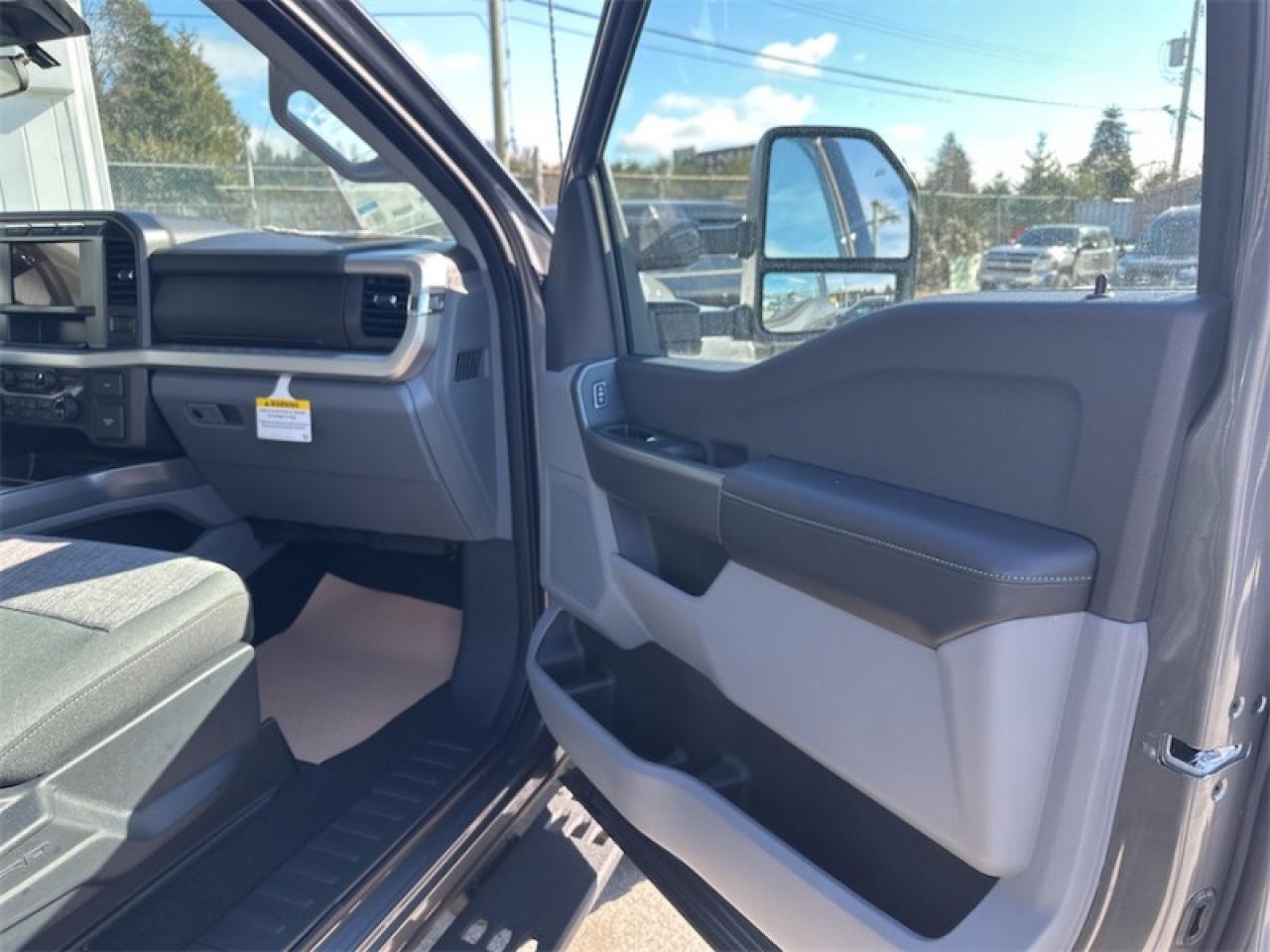 2024 Ford F-350 Super Duty XLT Photo5