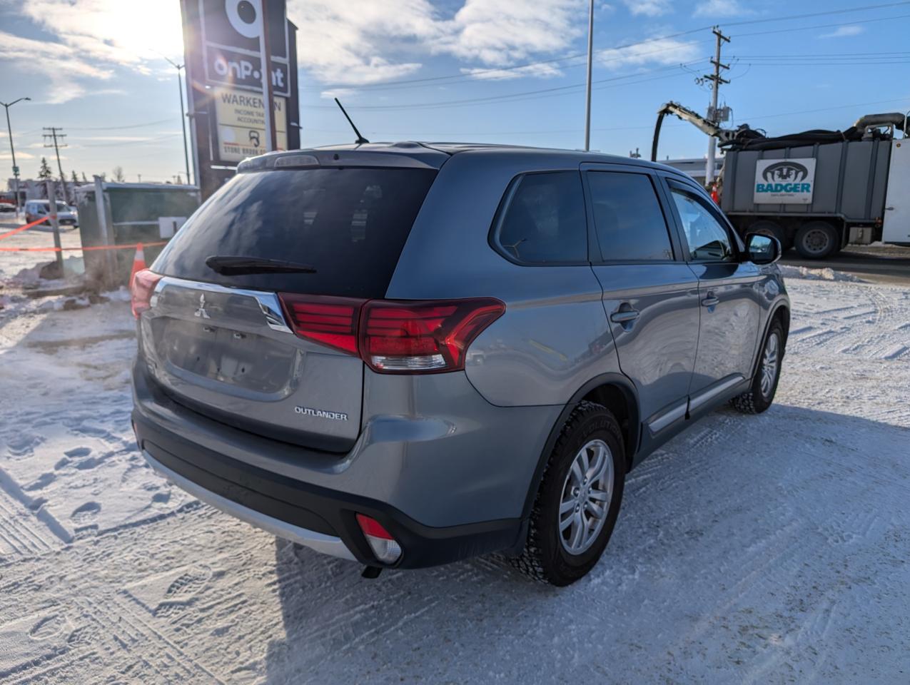 2016 Mitsubishi Outlander ES - Photo #4