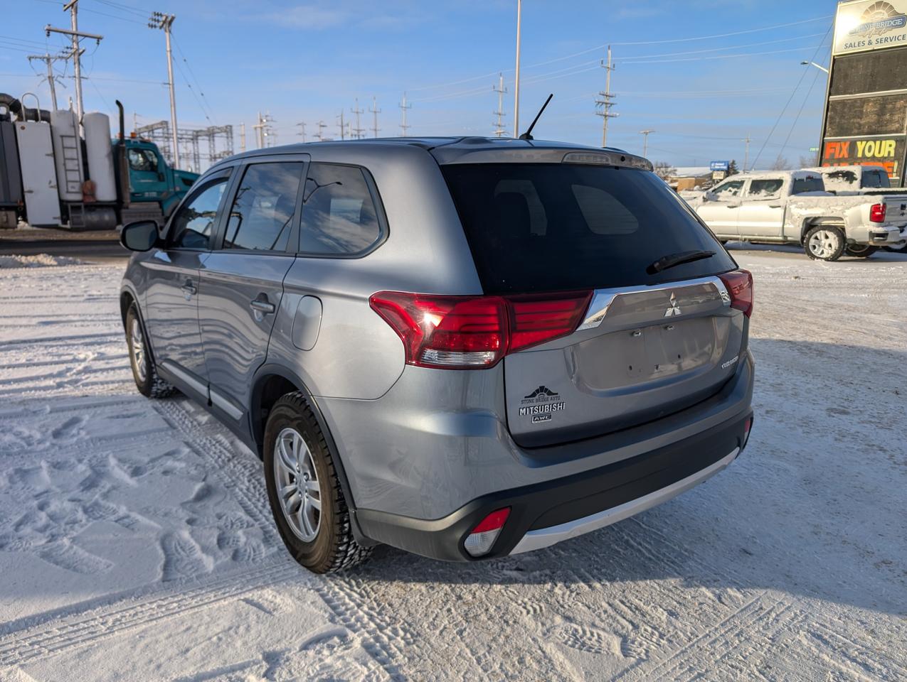 2016 Mitsubishi Outlander ES - Photo #5