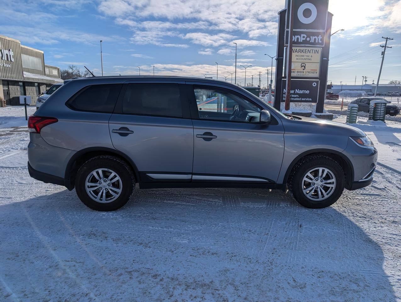 2016 Mitsubishi Outlander ES - Photo #3