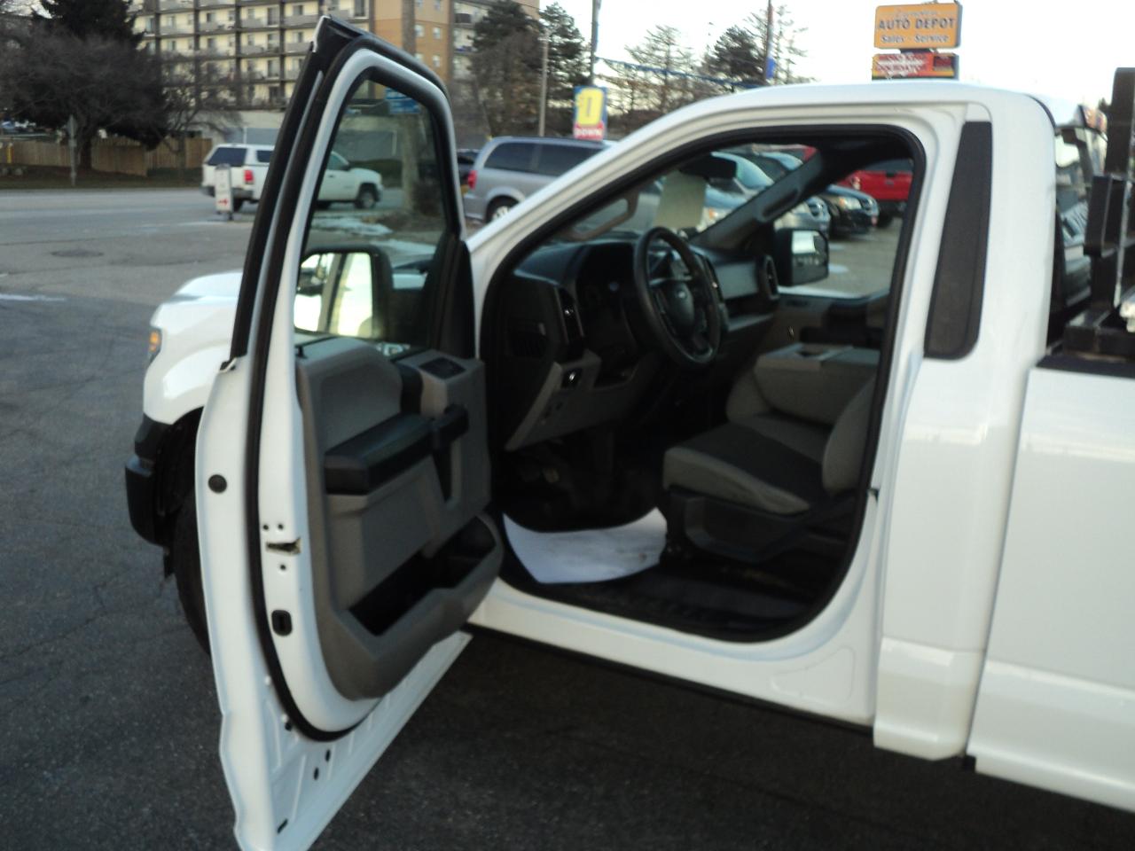 2017 Ford F-150 XL RegCab 2WD 3.5L6cyl 8ftBox - Photo #9