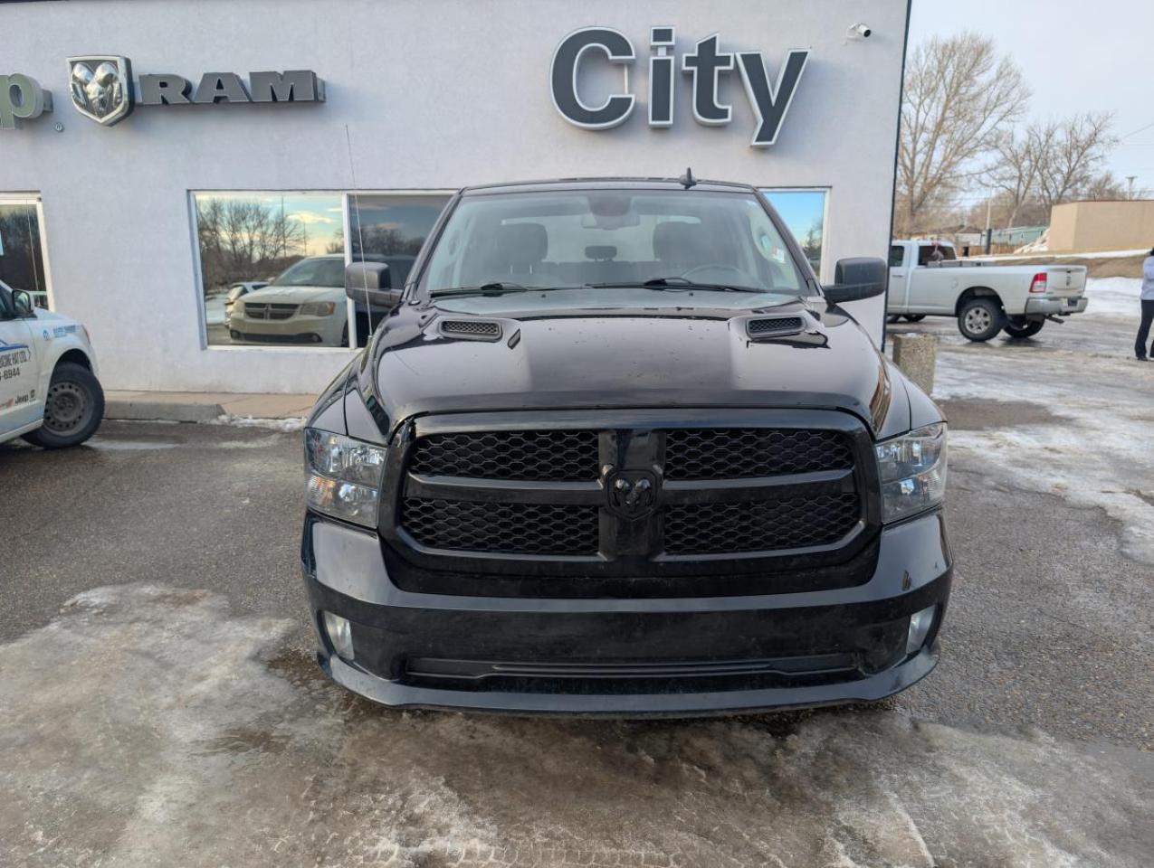 Used 2021 RAM 1500 Classic Express cabine d'équipe 4x4 caisse de 5 pi 7 po for sale in Medicine Hat, AB