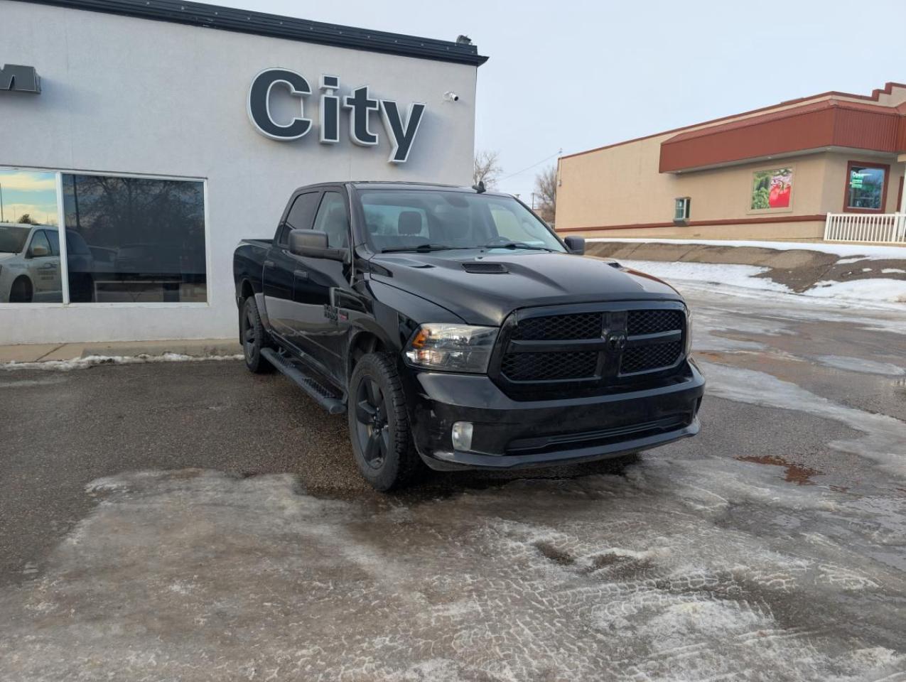 Used 2021 RAM 1500 Classic Express cabine d'équipe 4x4 caisse de 5 pi 7 po for sale in Medicine Hat, AB