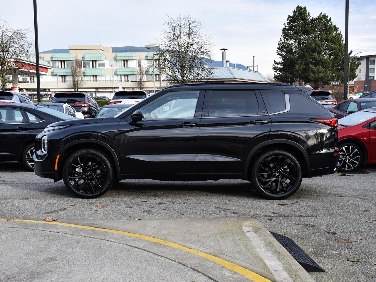 New 2024 Mitsubishi Outlander Noir - Black Alloy Wheels, Black Roof & Grille for sale in Coquitlam, BC