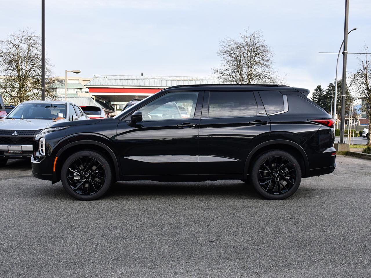 New 2024 Mitsubishi Outlander Noir - Black Alloy Wheels, Black Roof & Grille for sale in Coquitlam, BC