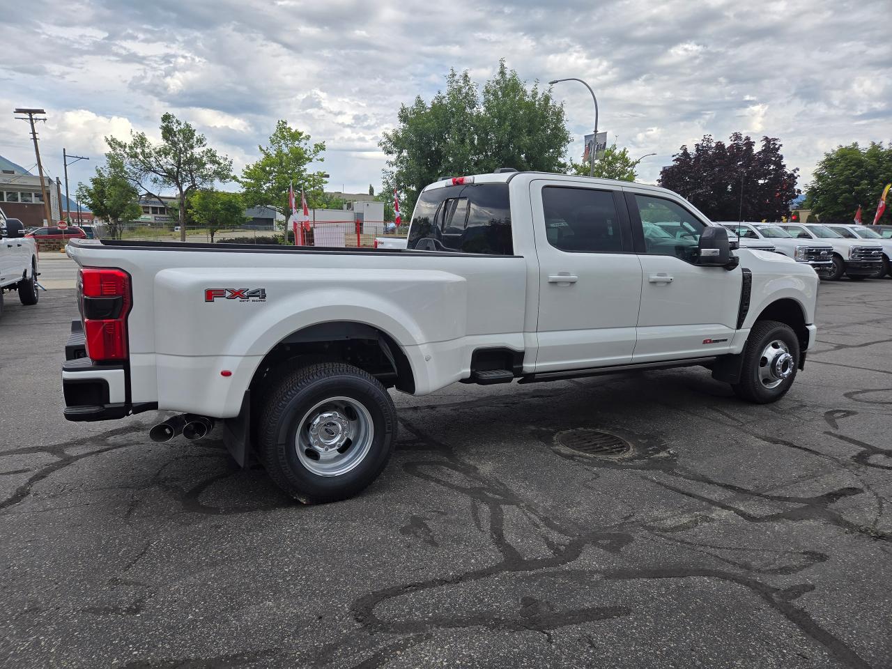2025 Ford F-350 Super Duty DRW Platinum Photo