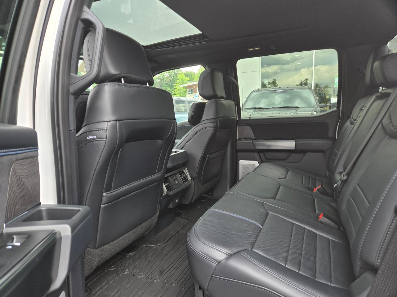 2025 Ford F-350 Super Duty DRW Platinum Photo5