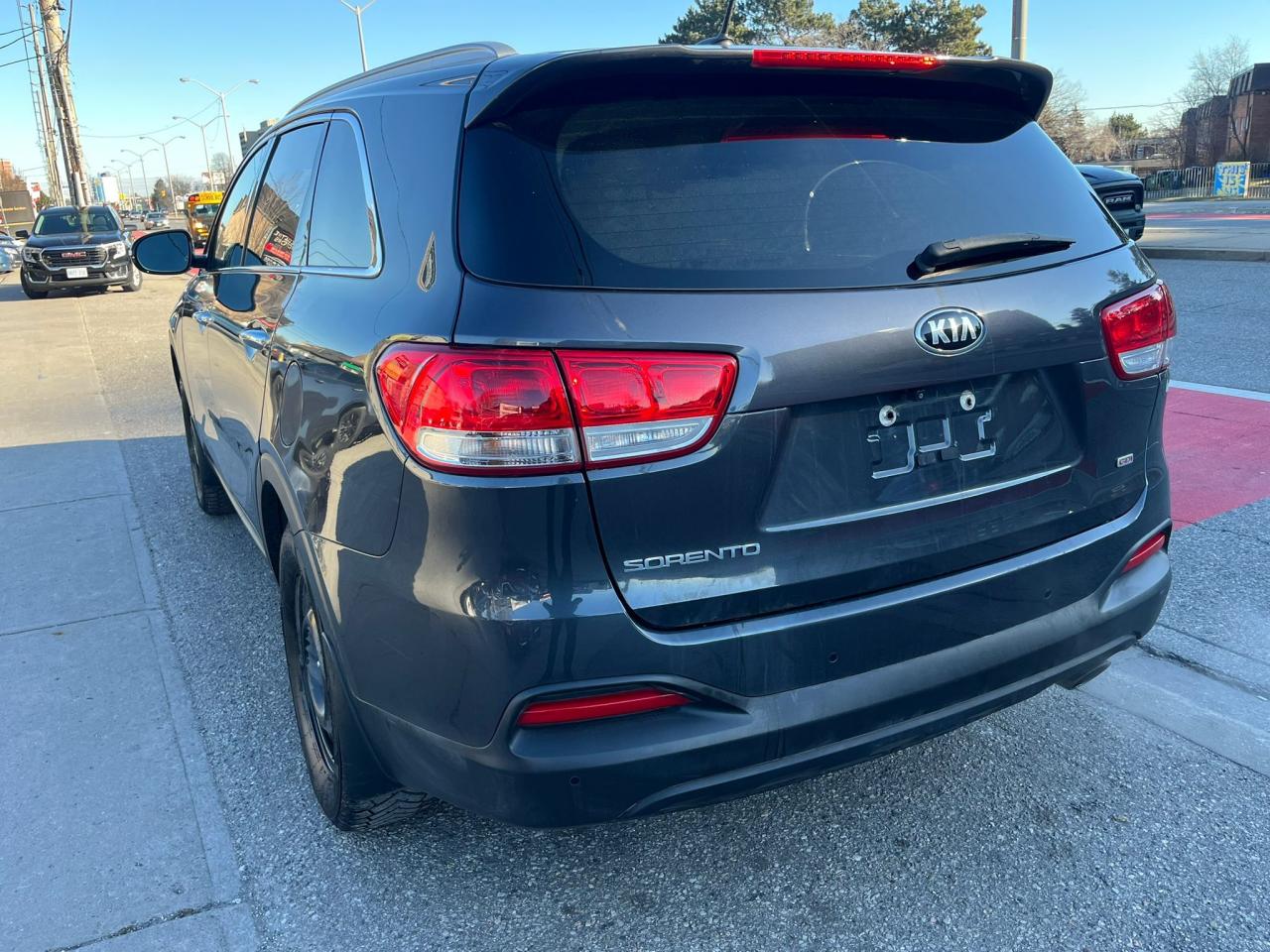 2017 Kia Sorento LX - Sunroof  - Heated Seats - Backup cam Photo3