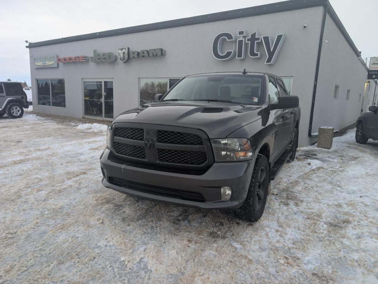 Used 2020 RAM 1500 Classic Express cabine d'équipe 4x4 caisse de 5 pi 7 po for sale in Medicine Hat, AB