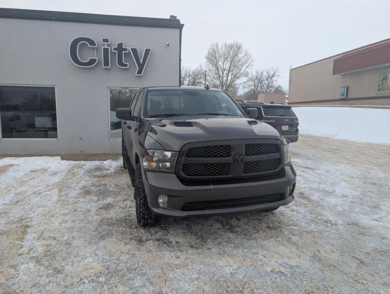 Used 2020 RAM 1500 Classic Express cabine d'équipe 4x4 caisse de 5 pi 7 po for sale in Medicine Hat, AB