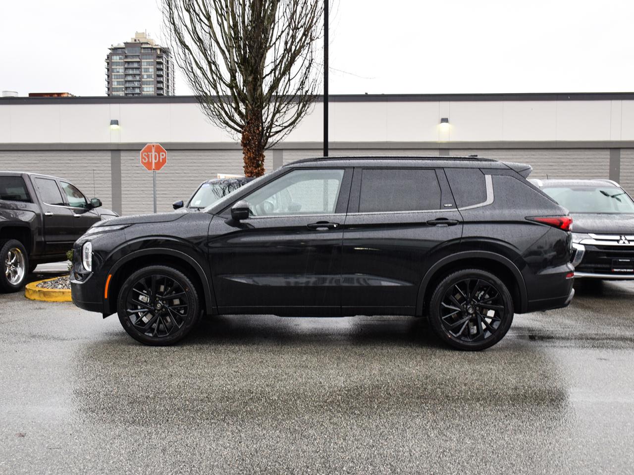 New 2024 Mitsubishi Outlander Noir - Black Alloy Wheels, Black Roof & Grille for sale in Coquitlam, BC