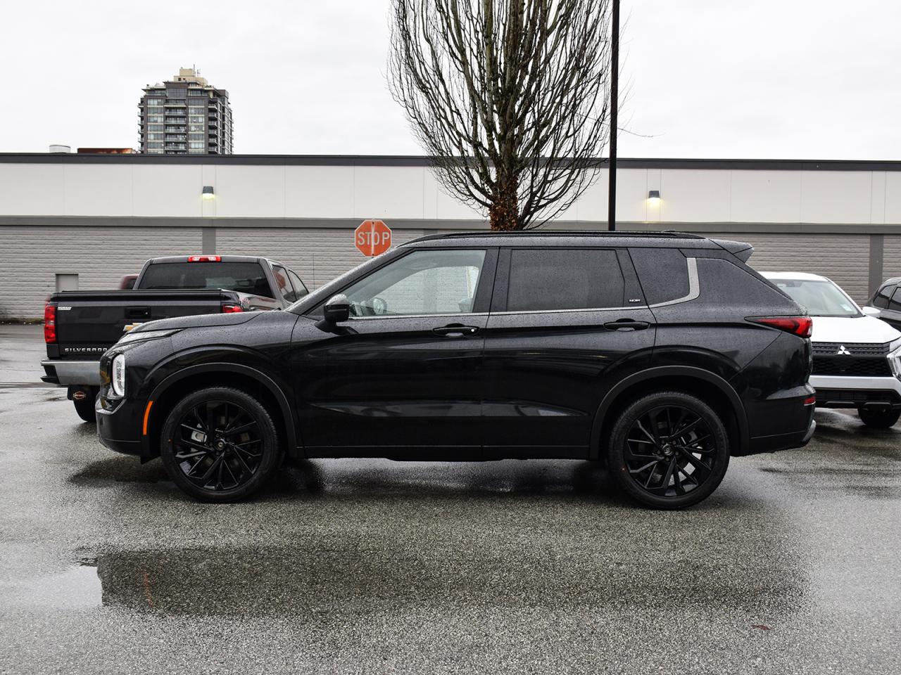 New 2024 Mitsubishi Outlander Noir - Black Alloy Wheels, Black Roof & Grille for sale in Coquitlam, BC