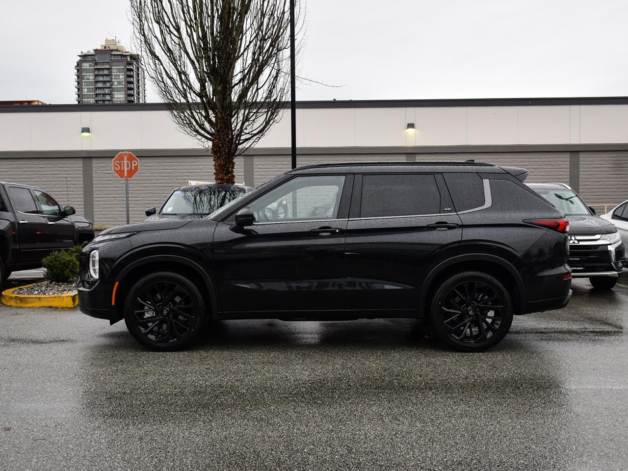 New 2024 Mitsubishi Outlander Noir - Black Alloy Wheels, Black Roof & Grille for sale in Coquitlam, BC